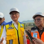 
Menteri PUPR Dody Hanggodo (tengah) saat meninjau pembangunan akses tol Tulungagung menuju Kota Kediri dan bandara internasional Dhoho Kediri. (Ist).