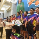 Pj Wali Kota Kediri, Zanariah, saat menyerahkan Hadiah Pemenang Turnamen Tenis Meja RSUD Gambiran. Foto: Ist