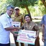 Direktur Keuangan PT Semen Tonasa Bambang Eko Prasetyo menyerahkan bantuan hewan kurban kepada warga sekitar perusahaan. foto: SYUHUD/  BANGSAONLINE.
