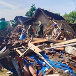 Anggota TNI-Polri bersama warga Dusun Karasan, Desa Waruk Tengah, Kecamatan Pangkur, Kabupaten Ngawi, saat bekerja sama membersihkan puing-puing rumah yang roboh akibat terjangan angin puting beliung, Sabtu (8/10/2022) sore.