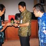 Sekkab Lamongan Yuhronur didampingi Assisten Tata Praja , M. Farikh menerima kunjungan dari Banjarnegara. foto: haris/BANGSAONLINE