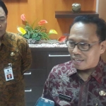 Dirjen Bina Keuangan Daerah Kemendagri Dr. Syarifuddin (berkacamata) didampingi Kepala BPKAD Jatim Dr. Jumadi memberikan keterangan kepada wartawan. foto: DIDI ROSADI/ BANGSAONLINE