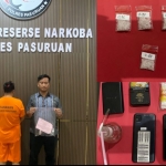 Kedua tersangka beserta barang bukti yang diamankan Polres Pasuruan