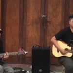 Akustikoma saat tampil.