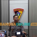 Kabagops Polres Sampang, AKP Sujono, saat memberi keterangan kepada awak media. Foto: MUTAMMIM/BANGSAONLINE
