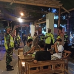 Petugas Gabungan TNI, Polri, dan Satpol PP Kota Kediri saat mendapati pengunjung warung yang tak mengindahkan protokol kesehatan, yaitu jaga jarak. (foto: ist).