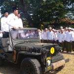 Bupati Bangkalan Abdul Latif Imron Amin,Ketua RMI KH. Nasih Aschol, serta Ketua PCNU Bangkalan KH. Makki Nasir saat memantau kesiapan santri untuk mengikuti apel akbar peringatan HSN di Alun-alun, Selasa (22/10/2019).