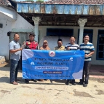 PTm Tirta Freshindo dan anggota Polres Pasuruan saat menyerahkan CSR 