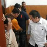 Terdakwa Helito Tjonggro alias Abraham (baju putih) saat hendak mengikuti sidang.