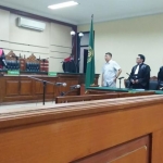 Sekda Gresik (nonaktif) Andhy Hendro Wijaya, didampingi kuasa hukumnya, Hariyadi, S.H. saat sidang di PN Tipikor, Surabaya. foto: ist.