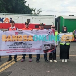 Sosialisasi keselamatan yang dilakukan KAI di perlintasan sebidang. Foto: HENDRO SUHARTONO/BANGSAONLINE