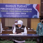 Gubernur Jawa Timur Khofifah Indar Parawansa saat menandatangani komitmen bersama transisi new normal bersama Wali Kota Surabaya Tri Rismaharini, Plt. Bupati Sidoarjo Nur Ahmad Syaifuddin, Bupati Gresik Sambari Halim Radianto dengan mengetahui Wakil Ketua DPRD Jatim, Pangkoarmada II, Kapolda Jatim, Pangdam V/Brawijaya dan Gubernur Jawa Timur di Gedung Negara Grahadi Surabaya, Kamis (11/6) pagi. foto: ist/ bangsaonline.com