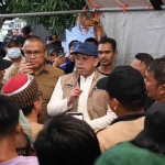 Menteri ATR/BPN saat menyapa warga terdampak bencana di Kabupaten Agam.
