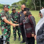 KSAD, Jenderal TNI Maruli Simanjuntak, saat bersalaman dengan Pj Wali Kota Kediri, Zanariah. Foto: Ist