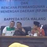 Wali Kota Malang yang diisukan perang dingin melawan Ketua DPRD Kota Malang, ternyata asyik berselfi ria, disaksikan Wawali di lokasi FGD-RKPD. foto: iwan irawan/BANGSAONLINE