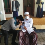 Kapolda Jatim Irjen Pol Nico Afinta mencium tangan KH Zainuddin Djazuli, Pengasuh Ponpes Al-Falah, Kediri.