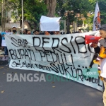 Sekitar 80 suporter Persibo Bojonegoro bersatu melakukan aksi damai di depan Gedung DPRD dan Gedung Pemkab Bojonegoro, Senin (14/6/21) pagi. foto: hadi bojonegoro/ bangsaonline.com