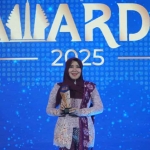 Anggota DPD RI, Lia Istifhama atau yang akrab disapa Ning Lia, saat menerima penghargaan.