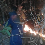Sejumlah warga saat berupaya memadamkan api.