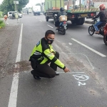 Petugas Satlantas Polresta Sidoarjo melakukan olah TKP di lokasi kejadian.