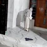 Tangkapan layar video viral teror pocong bersajam yang dilakukan oleh 3 pemuda di Kamal Bangkalan