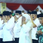Gubernur Jawa Timur, Khofifah Indar Parawansa, saat mendoakan para korban tragedi Kanjuruhan dalam peringatan Maulid Nabi Muhammad SAW.