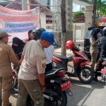 Petugas Satpol PP Sampang saat menggelar sosialisasi penggunaan kendaraan dinas, Senin (1/7/2024). Foto: Humas Pemkab Sampang