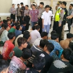 Ratusan pelajar yang diduga hendak ikut demo saat berada di Mapolres Sidoarjo.