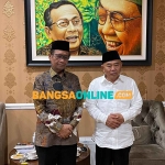 Prof Dr KH Asep Saifuddin Chalim, MA, bersama Menko Polhukam Prof Dr Mahfud MD di rumah dinasnya di Jalan Denpasar Raya Jakarta Selatan, Sabtu (15/4/2023). Foto: BANGSAONLINE