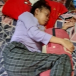 Vanesa,13, siswa MTSN 4 Kediri hanya bisa terbaring lemah. (Ist