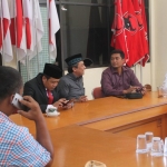 Ketua DPC PDI Perjuangan Ir Tatit Heru Tjahyono (kiri) didamping Sekretaris DPC Puji Santoso saat jumpa pers tentang pencopotan keanggotaan Taufiqurrahman. Foto: BAMBANG DJ/BANGSAONLINE

