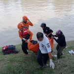 Jenazah korban saat dievakuasi oleh BPBD Surabaya.