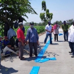 Pembangunan rabat beton bertulang di Desa Alang-Alang Caruban, Jogoroto. (foto: ist)