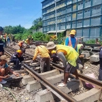 Proses penggantian bantalan rel sebagai salah satu prasarana kereta api.