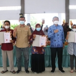Bupati Lamongan, Yuhronur Efendi, dan Ketua PWI Lamongan, Bachtiar Febrianto, saat foto bersama para pelaku UMKM dan menunjukkan sertifikat IPRT.