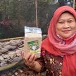 Poniem, Anggota Kelompok Tani Wanita Srikandi, saat menunjukan produk tiwul dalam kemasan produksinya. (foto: ist.)