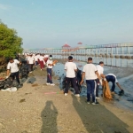 Personel Polres Lamongan membersihkan sampah di pantai Kutang, Brondong Lamongan.