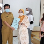 Tanto Wijohari, Kepala Disperdaging Kota Kediri menyerahkan sertifikat halal kepada salah satu Pemilik IKM. foto: ist.