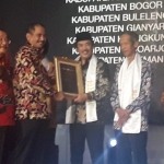 PENGHARGAAN: Wabup H Nur Ahmad Syaifuddin saat menerima Wonderful Indonesia Tourism Award 2018, di Jakarta, Jumat (20/7) malam. foto ist
