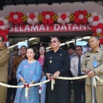 Prosesi gunting pita peresmian gerai Superindo oleh Pj Wali Kota Madiun