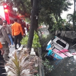 Posisi mobil pick up yang nyemplung di kali Jalan Raya Manyar