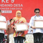 Khofifah saat menerima penghargaan sebagai Gubernur Peduli Kesejahteraan Aparatur Desa ketika peringatan HUT ke-9 UU Desa di Jakarta.