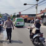 Satlantas Polres Madiun Kota dan Dishub Kota Madiun saat survei di beberapa ruas jalan.