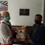 
Hari Agung, Ketua RT 2, RW  Pandegiling, Kelurahan/ Kecamatan Tegalsari, Surabaya, saat menyerahkan bantuan untuk korban terdampak banjir dan longsor di Nganjuk.