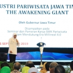 Gubernur Jatim Khofifah saat membuka Seminar dan Pameran SMK Pariwisata dalam rangka mendukung Era Millenial 4.0 (Millenial Tourism Expo) di Dyandra Convention Center Surabaya, Rabu (25/9).