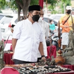 Wakil Wali Kota Pasuruan Adi Wibowo saat meninjau stan yang memamerkan benda pusaka saat Pagelaran Seni dan Budaya di GOR Untung Suropati, Kota Pasuruan.