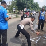 Polisi saat melakukan olah TKP.