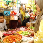 Wagub Jatim, Emil Dardak saat meninjau harga bapok di Pasar Soponyono, Rungkut Surabaya