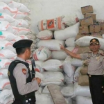 Kapolres Blitar AKBP Slamet Waloya mengecek sejumlah  gudang dan distributor beras.