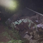 Petugas dari BPBD Kabupaten Pasuruan saat meninjau lokasi longsor.